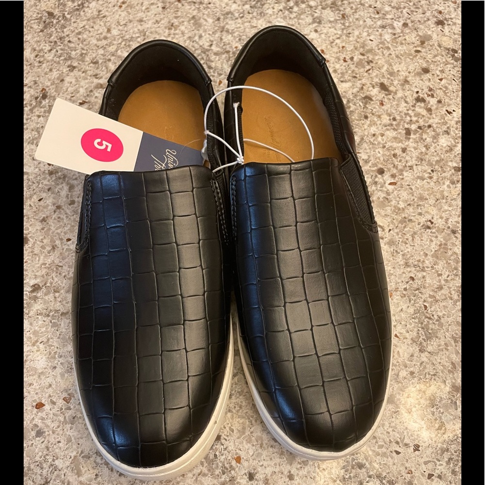 Womens universal thread slip on a